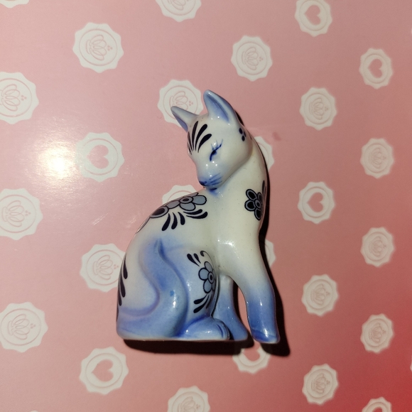 Franklin Mint Other - Franklin mint ceramic curio cat Delft figurine